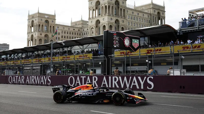 F1. Qualifiche al cardiopalma a Baku: Verstappen in pole, Sainz sfiora l&rsquo;impresa con la Williams. Delusione per Ferrari e Piastri, Ocon squalificato