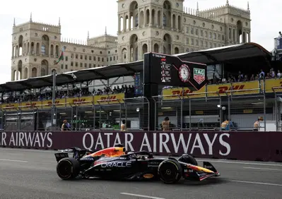 F1. Qualifiche al cardiopalma a Baku: Verstappen in pole, Sainz sfiora l’impresa con la Williams. Delusione per Ferrari e Piastri, Ocon squalificato