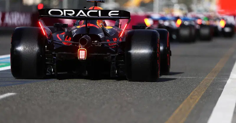 F1. Griglia di partenza GP Azerbaijan: Verstappen domina tra caos e sei bandiere rosse. Ecco gli orari della gara di Baku su Sky e TV8