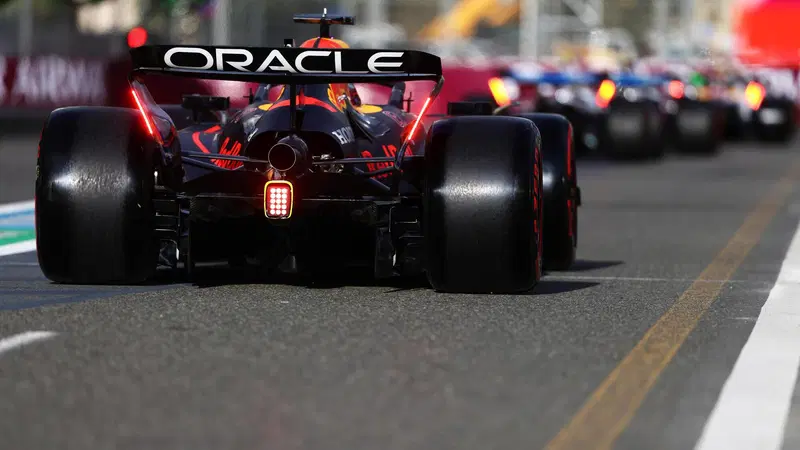 F1. Griglia di partenza GP Azerbaijan: Verstappen domina tra caos e sei bandiere rosse. Ecco gli orari della gara di Baku su Sky e TV8