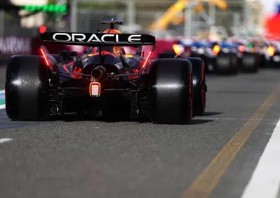 F1. Griglia di partenza GP Azerbaijan: Verstappen domina tra caos e sei bandiere rosse. Ecco gli orari della gara di Baku su Sky e TV8