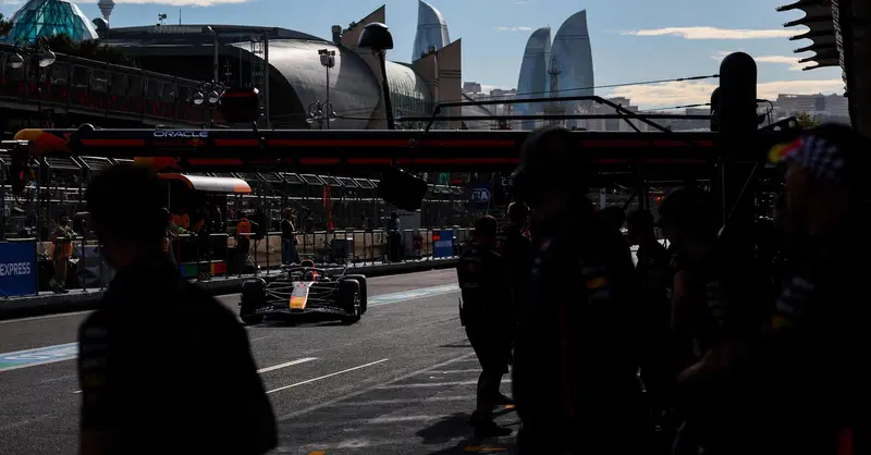 F1. Max Verstappen vince il GP d'Azerbaijan 2025! Russell 2&deg; con Sainz sul podio di Baku, disastro per Ferrari e Piastri DNF