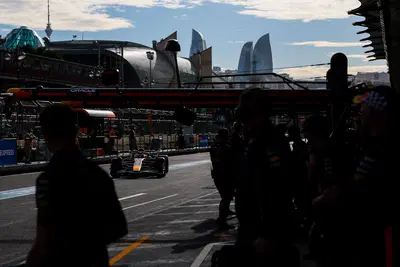F1. Max Verstappen vince il GP d'Azerbaijan 2025! Russell 2&deg; con Sainz sul podio di Baku, disastro per Ferrari e Piastri DNF