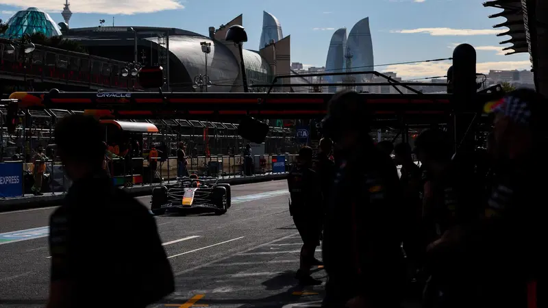 F1. Max Verstappen vince il GP d'Azerbaijan 2025! Russell 2&deg; con Sainz sul podio di Baku, disastro per Ferrari e Piastri DNF