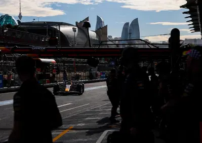 F1. Max Verstappen vince il GP d'Azerbaijan 2025! Russell 2° con Sainz sul podio di Baku, disastro per Ferrari e Piastri DNF