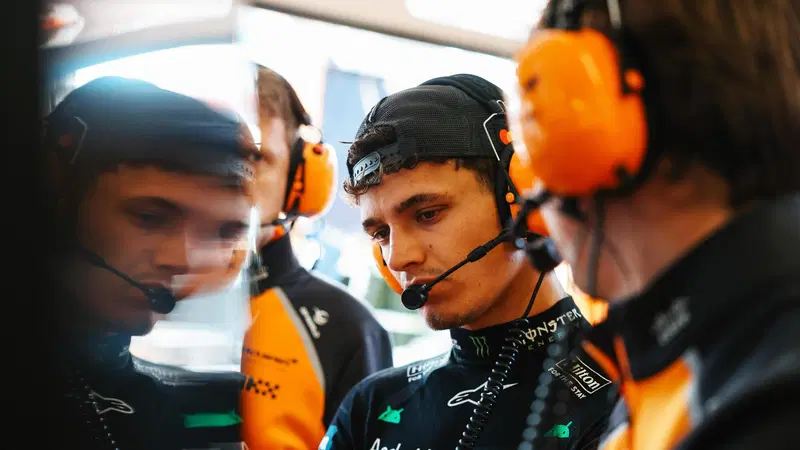 F1, Lando Norris delude in qualifica a Baku: &ldquo;Avevo la pole, ma degli errori mi hanno fermato. Difficile sorpassare qui&rdquo;