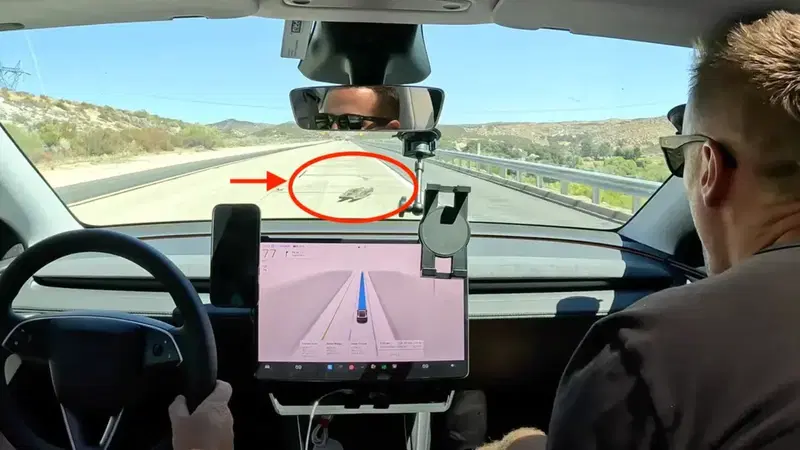 Tesla si schianta dopo solo 95 km: brutto colpo per l&rsquo;AI di Elon Musk