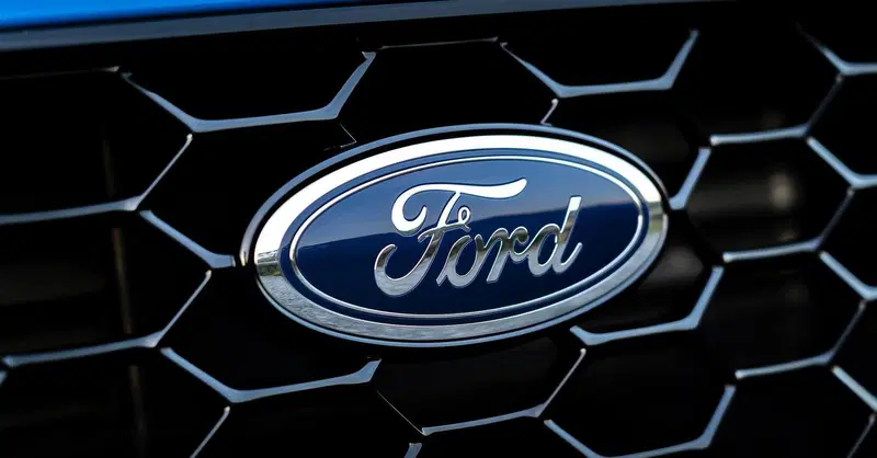 La sfida di Ford alle auto elettriche cinesi: una nuova strategia di produzione per competere contro il Dragone