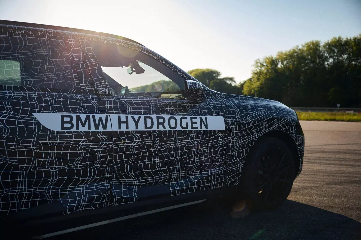 BMW rivoluziona i SUV: dal 2028 arriva la X5 a idrogeno (ed è solo l’inizio) (6)