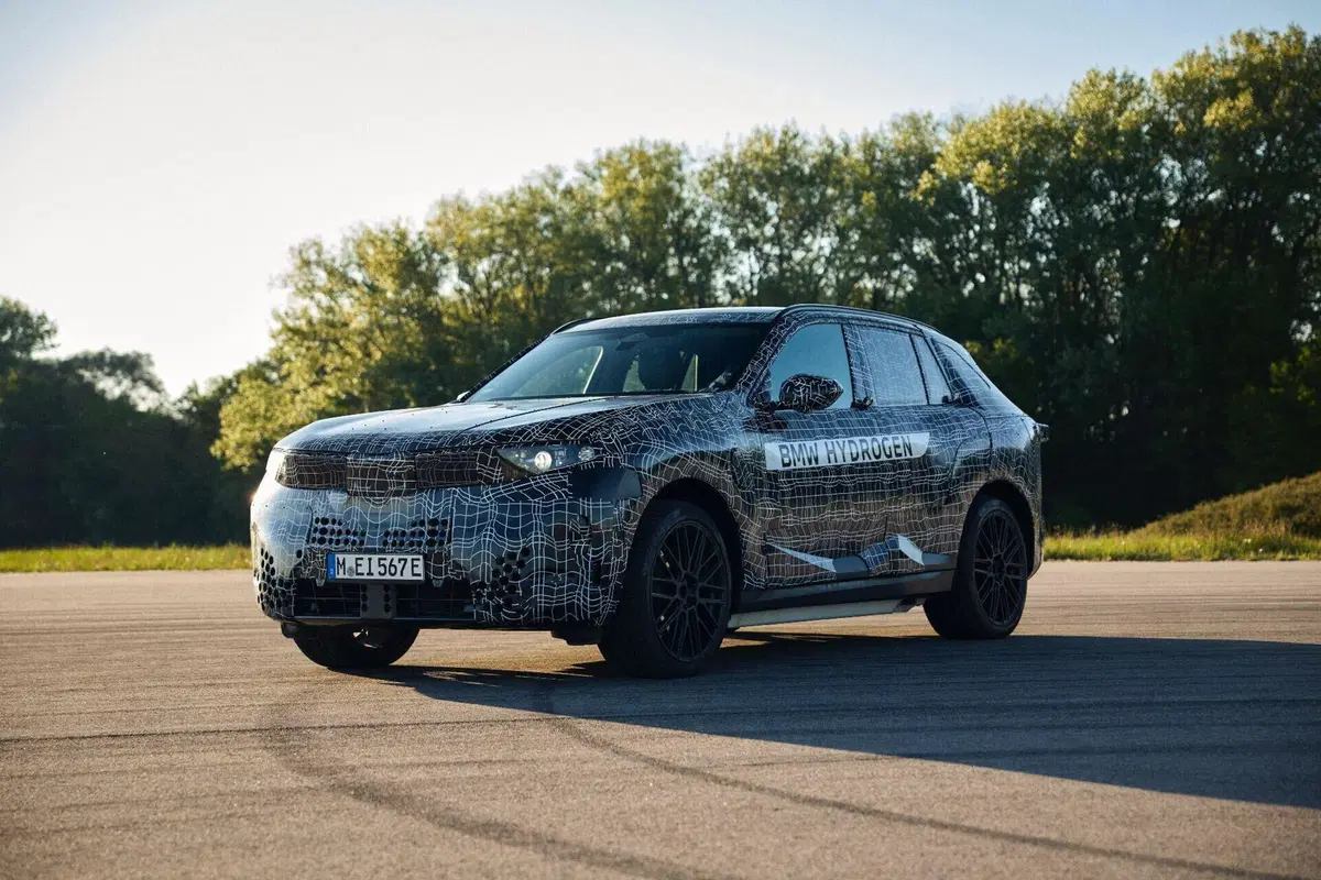 BMW rivoluziona i SUV: dal 2028 arriva la X5 a idrogeno (ed è solo l’inizio) (8)