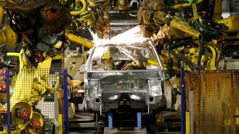 Stellantis ferma la produzione a Poissy: stop di tre settimane per Opel e DS