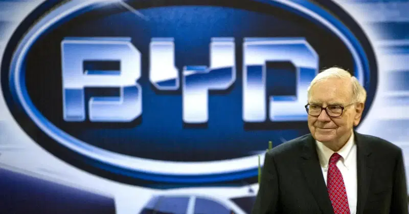 Warren Buffett dice addio a BYD dopo 17 anni: fine di un'era per l'auto elettrica cinese