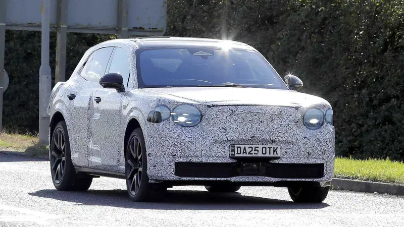 Bentley punta agli "Urban" SUV: avvistato il prototipo su strada [Foto Spia]