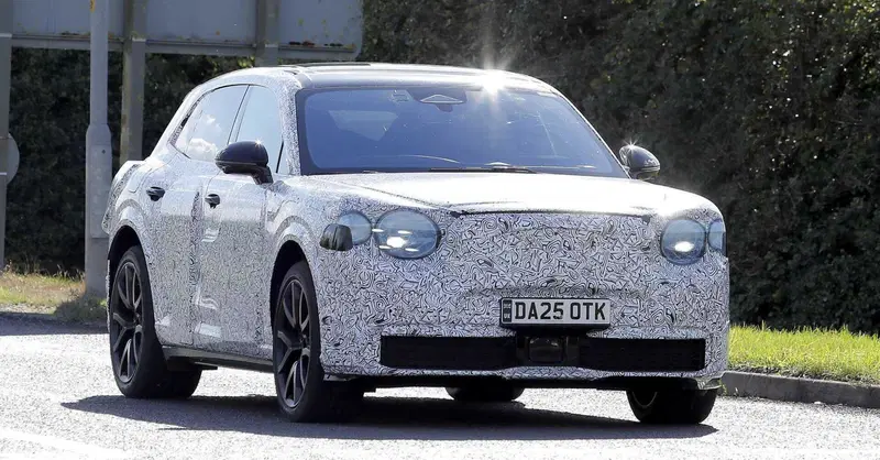 Bentley punta agli "Urban" SUV: avvistato il prototipo su strada [Foto Spia]