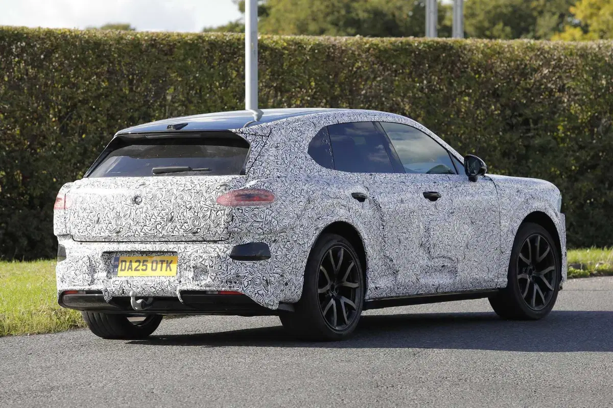 Bentley punta agli "Urban" SUV: avvistato il prototipo su strada [Foto Spia] (9)