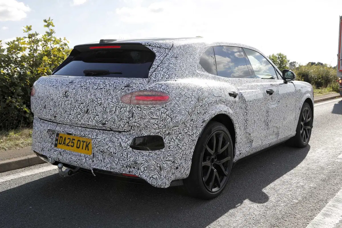 Bentley punta agli "Urban" SUV: avvistato il prototipo su strada [Foto Spia] (12)