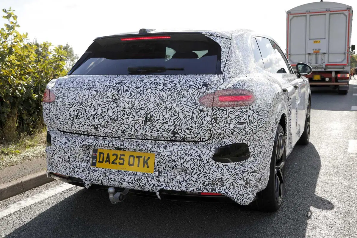 Bentley punta agli "Urban" SUV: avvistato il prototipo su strada [Foto Spia] (14)