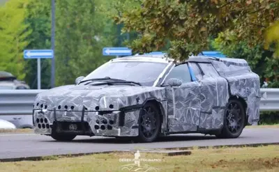 Ferrari Elettrica avvistata a Maranello: il primo prototipo &egrave; pesantemente camuffato [Foto Spia]