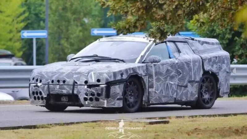 Ferrari Elettrica avvistata a Maranello: il primo prototipo &egrave; pesantemente camuffato [Foto Spia]