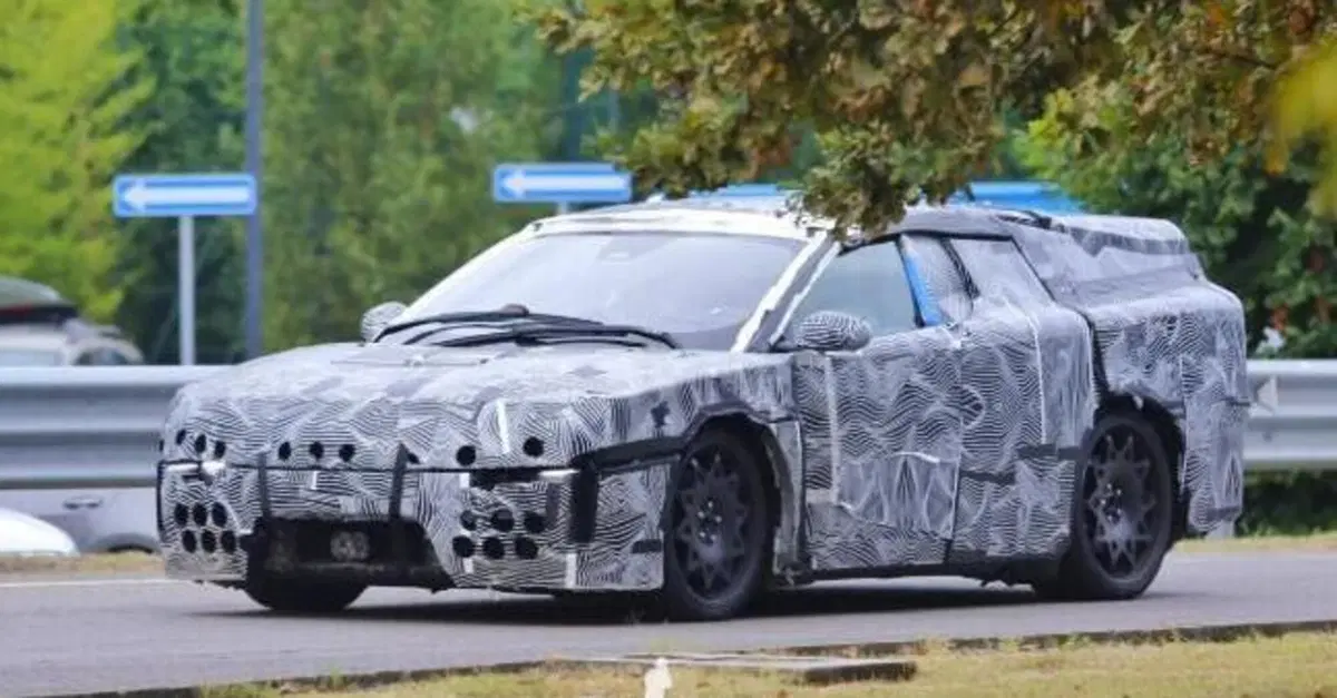 Ferrari Elettrica avvistata a Maranello: il primo prototipo &egrave; pesantemente camuffato [Foto Spia]