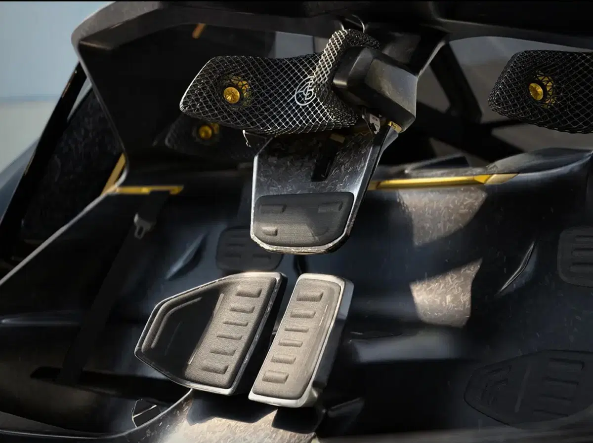 Lotus Theory 1: la supercar elettrica da 986 CV bloccata solo da un tergicristallo! (2)