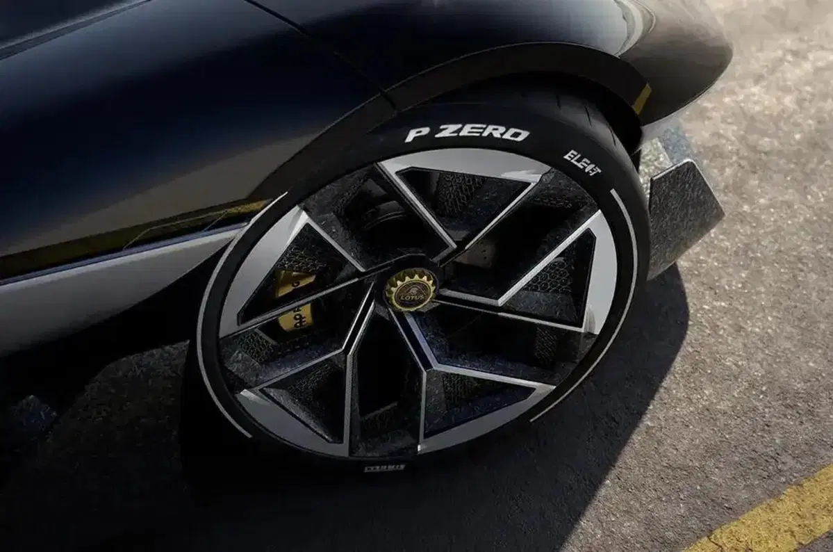 Lotus Theory 1: la supercar elettrica da 986 CV bloccata solo da un tergicristallo! (11)