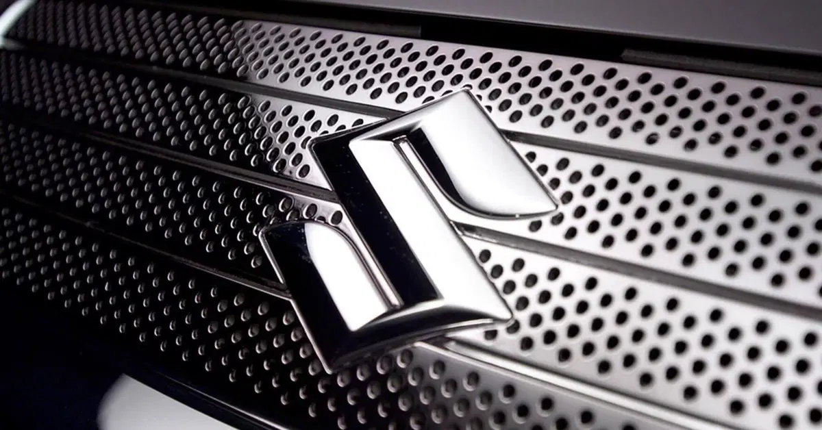 Suzuki cambia logo dopo 22 anni: addio cromo, benvenuto argento per salvare il pianeta