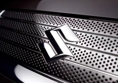 Suzuki cambia logo dopo 22 anni: addio cromo, benvenuto argento per salvare il pianeta
