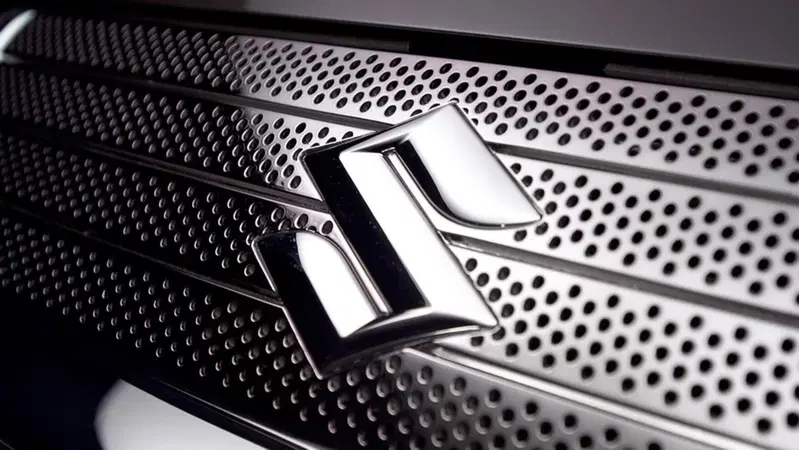 Suzuki cambia logo dopo 22 anni: addio cromo, benvenuto argento per salvare il pianeta