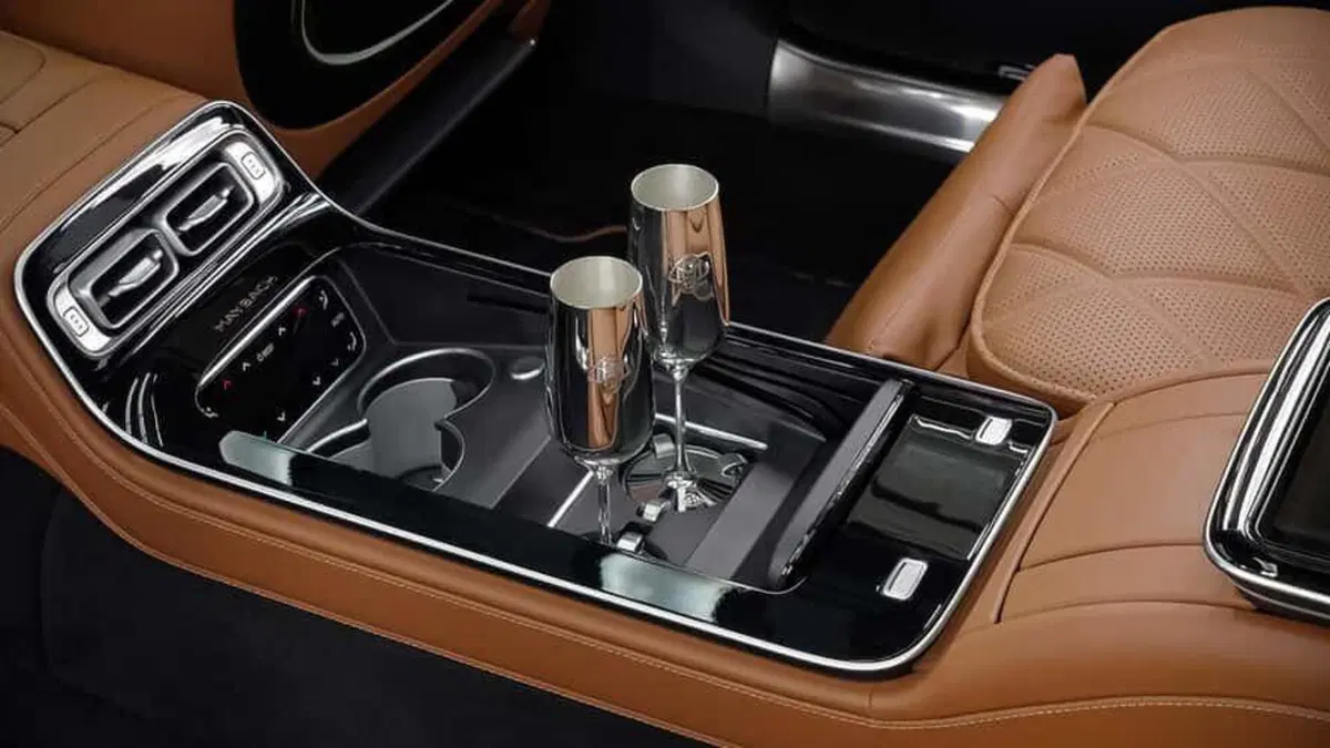 Mercedes-Maybach S 680 V12 Edition: oro, lusso sfacciato e un V12 che nel 2025 va contro l’elettrico (16)