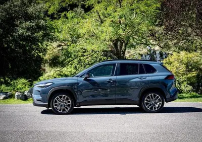 Toyota Corolla Cross: il nuovo SUV ibrido che tutti vorranno nel 2026 [VIDEO]