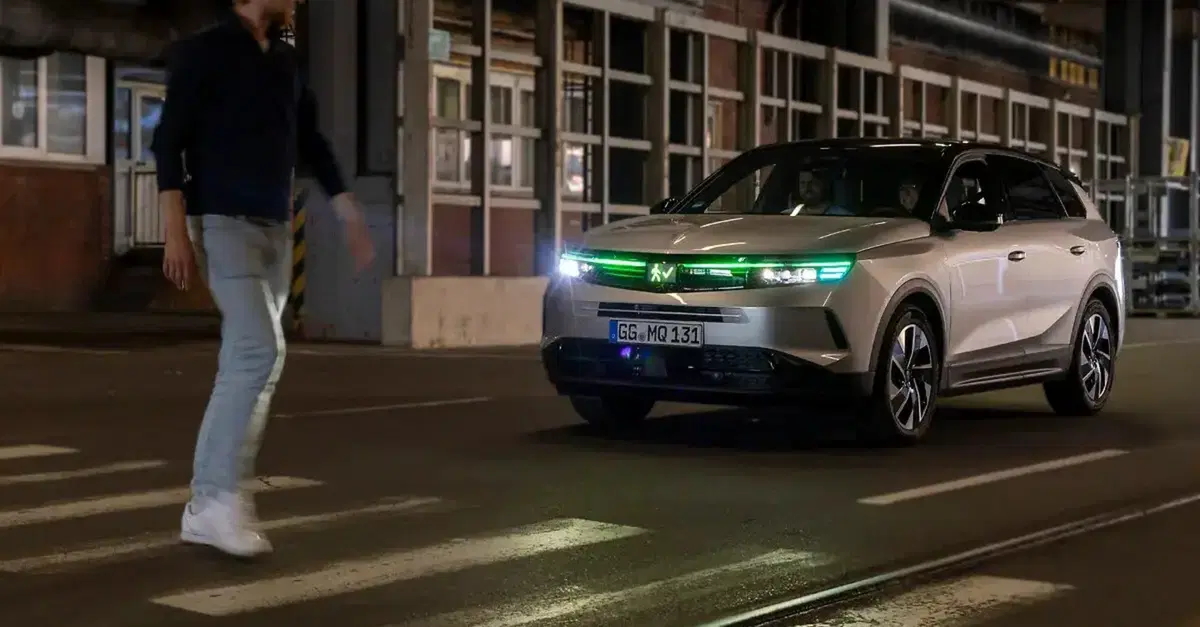 Opel Grandland diventa un semaforo vivente: la nuova comunicazione luminosa per auto autonome