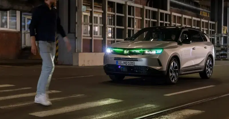 Opel Grandland diventa un semaforo vivente: la nuova comunicazione luminosa per auto autonome