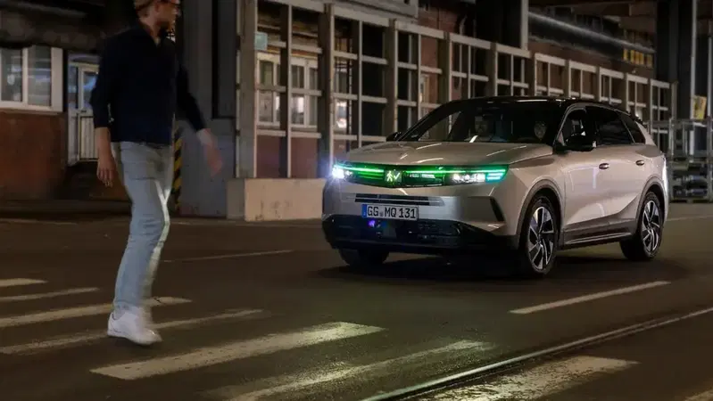 Opel Grandland diventa un semaforo vivente: la nuova comunicazione luminosa per auto autonome