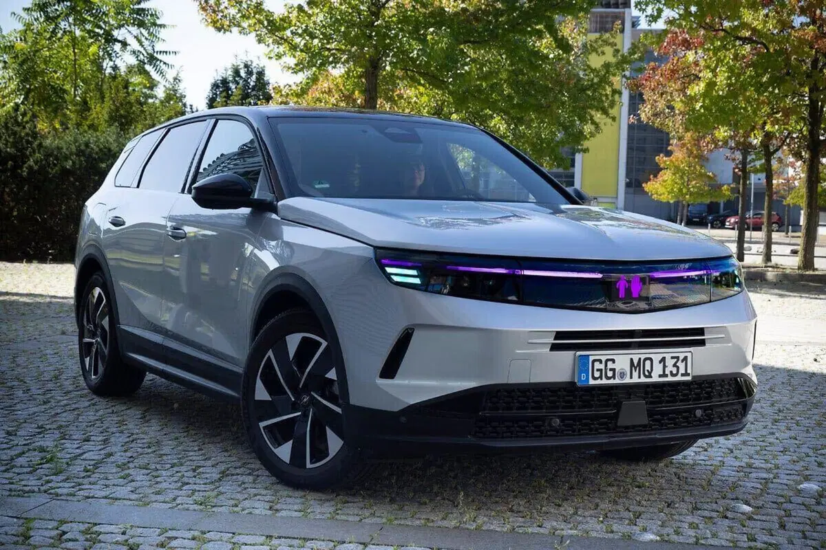 Opel Grandland diventa un semaforo vivente: la nuova comunicazione luminosa per auto autonome (2)