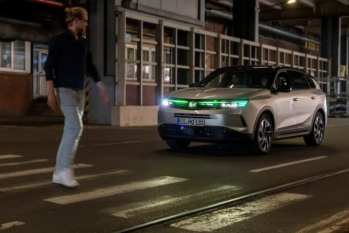 Opel Grandland diventa un semaforo vivente: la nuova comunicazione luminosa per auto autonome (3)