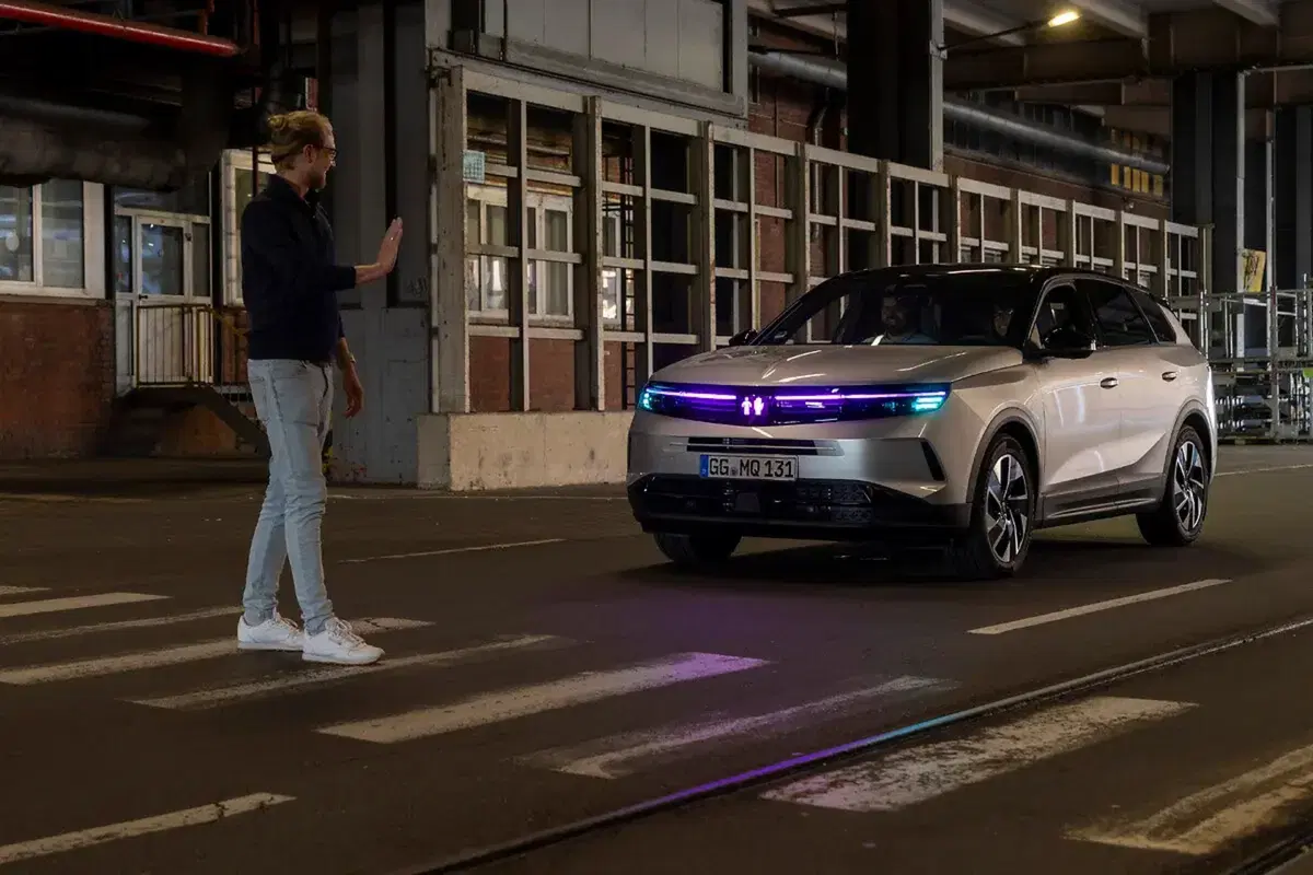 Opel Grandland diventa un semaforo vivente: la nuova comunicazione luminosa per auto autonome (4)