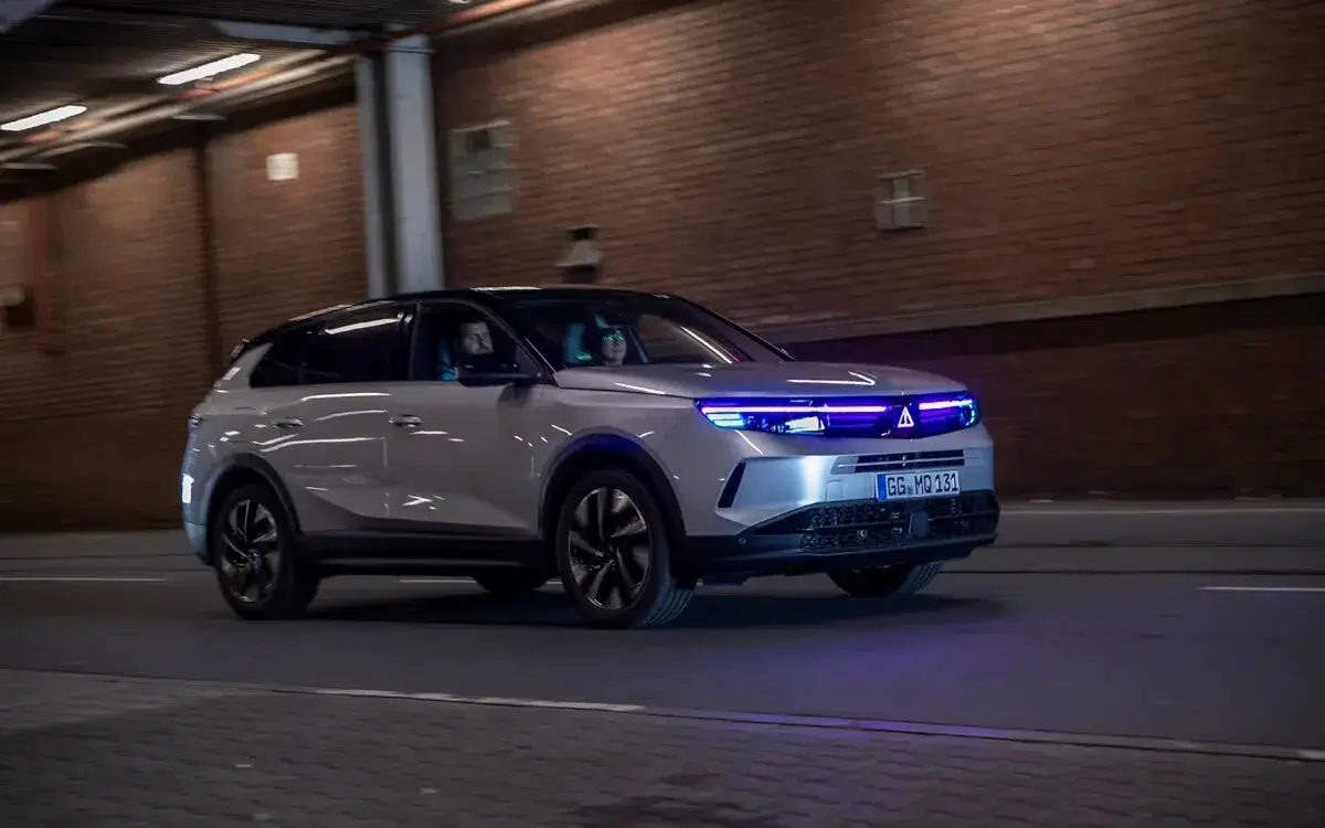 Opel Grandland diventa un semaforo vivente: la nuova comunicazione luminosa per auto autonome (5)
