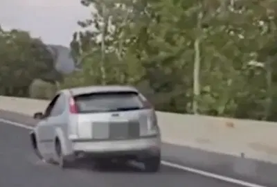 Sciame di scintille a Maiorca: donna ubriaca guida una Ford Focus senza due ruote per 14 km