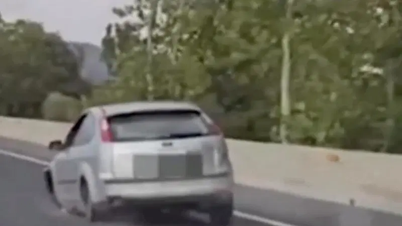 Sciame di scintille a Maiorca: donna ubriaca guida una Ford Focus senza due ruote per 14 km