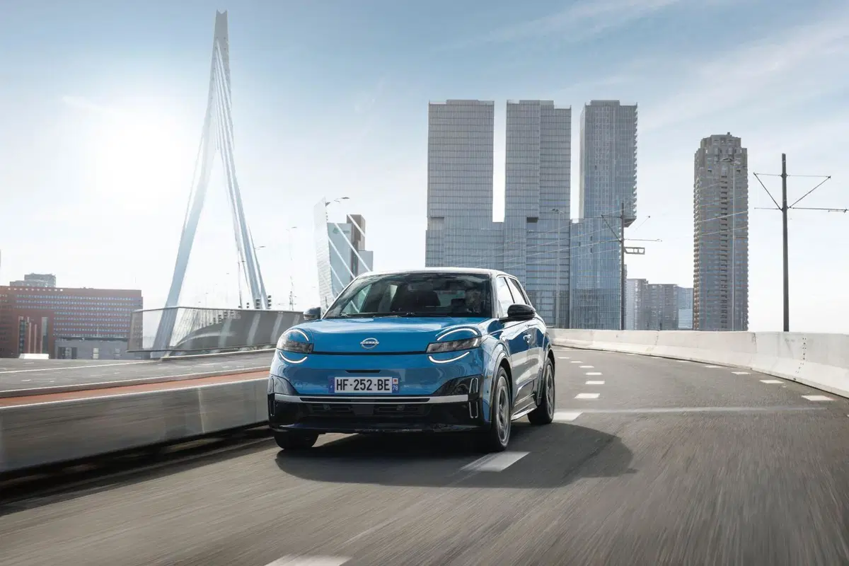 La Nissan MICRA 2025 ha finalmente imparato a guidare senza benzina (e promette di non lasciarvi a piedi)