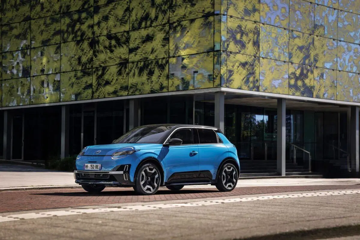 La Nissan MICRA 2025 ha finalmente imparato a guidare senza benzina (e promette di non lasciarvi a piedi) (3)