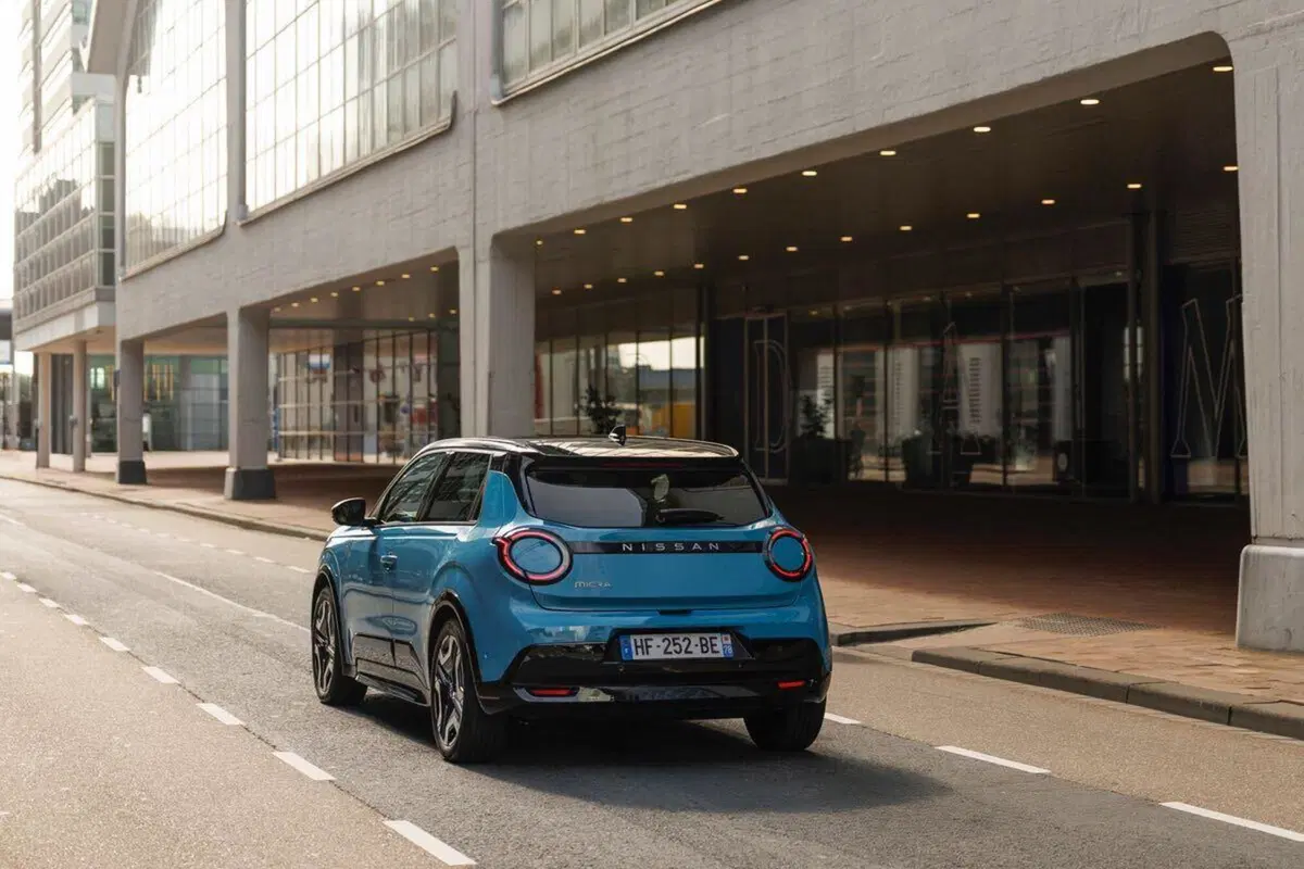 La Nissan MICRA 2025 ha finalmente imparato a guidare senza benzina (e promette di non lasciarvi a piedi) (4)