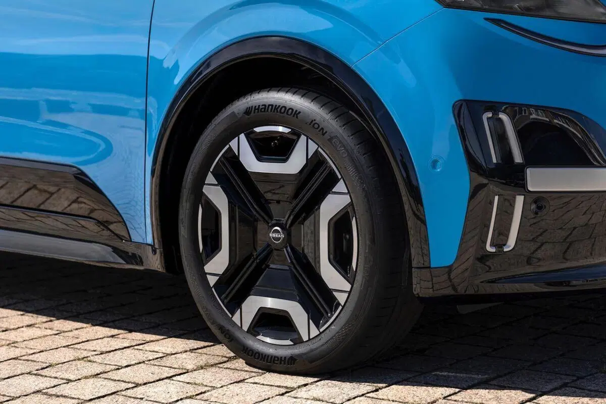 La Nissan MICRA 2025 ha finalmente imparato a guidare senza benzina (e promette di non lasciarvi a piedi) (8)