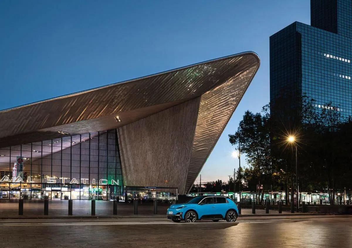 La Nissan MICRA 2025 ha finalmente imparato a guidare senza benzina (e promette di non lasciarvi a piedi) (9)