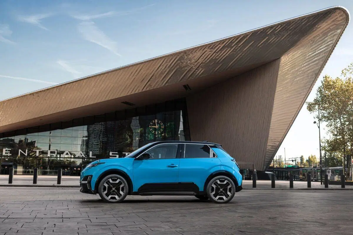 La Nissan MICRA 2025 ha finalmente imparato a guidare senza benzina (e promette di non lasciarvi a piedi) (11)