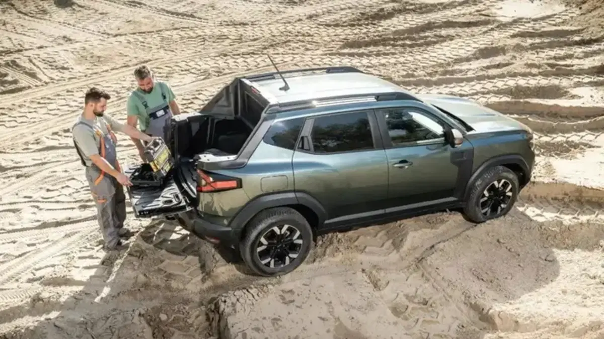 Dacia Duster 2025 si trasforma: dal SUV al pick-up (e spunta anche la versione van) (2)