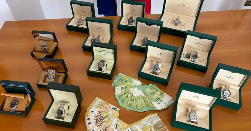Trieste: evade 13 milioni al fisco e si compra 14 Rolex e due supercar 