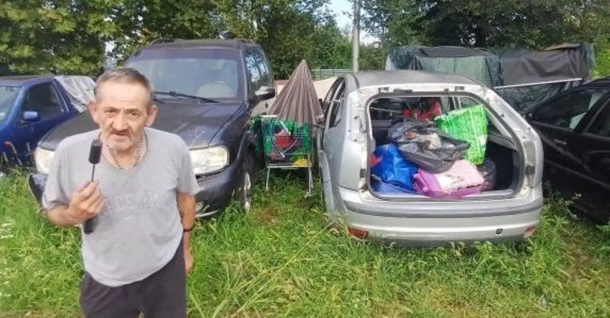 Vive in un&rsquo;auto (scassata) da 25 anni, ma non se ne vuole andare. L&rsquo;incredibile storia di un'uomo e la sua casa a quattro ruote
