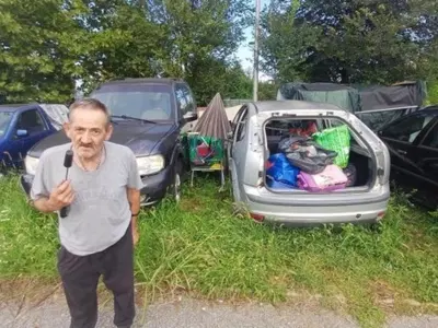Vive in un&rsquo;auto (scassata) da 25 anni, ma non se ne vuole andare. L&rsquo;incredibile storia di un'uomo e la sua casa a quattro ruote